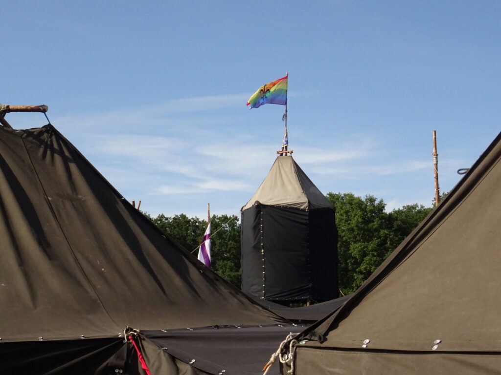 Schwarzzelte mit Regenbogenfahne