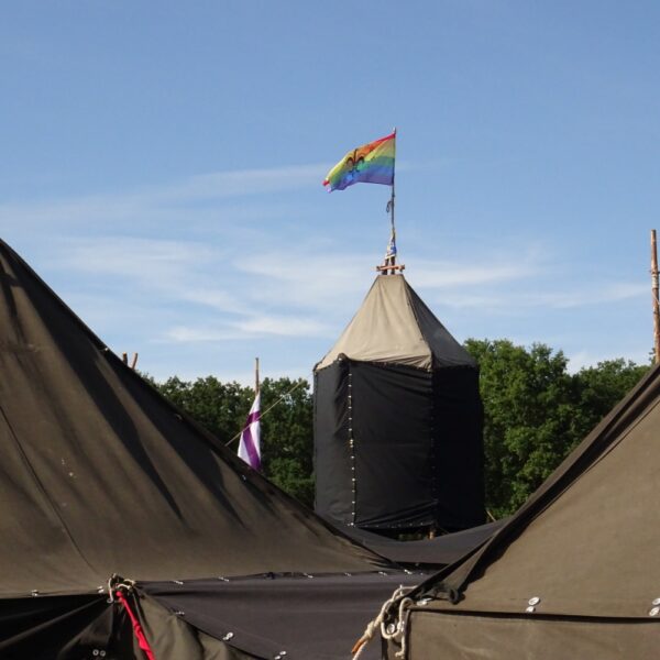 Schwarzzelte mit Regenbogenfahne