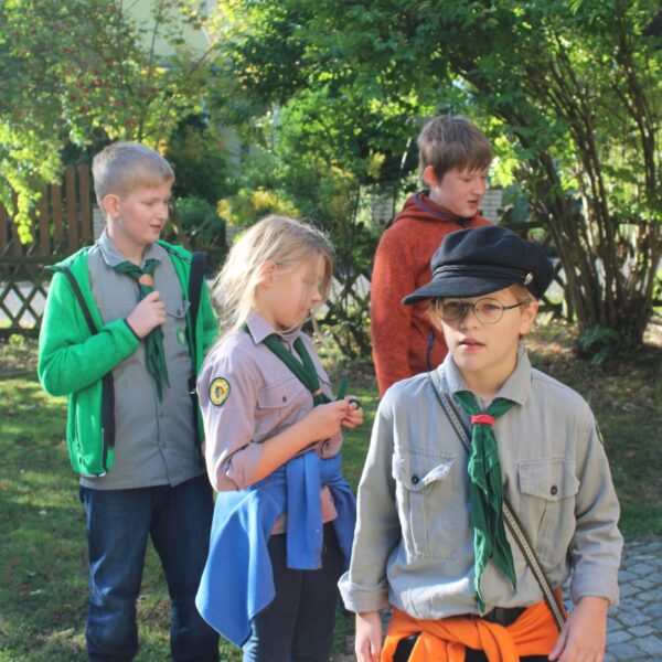 Kinder in Kluft im Garten