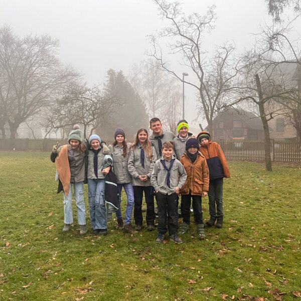 Kinder in Kluft auf Wiese